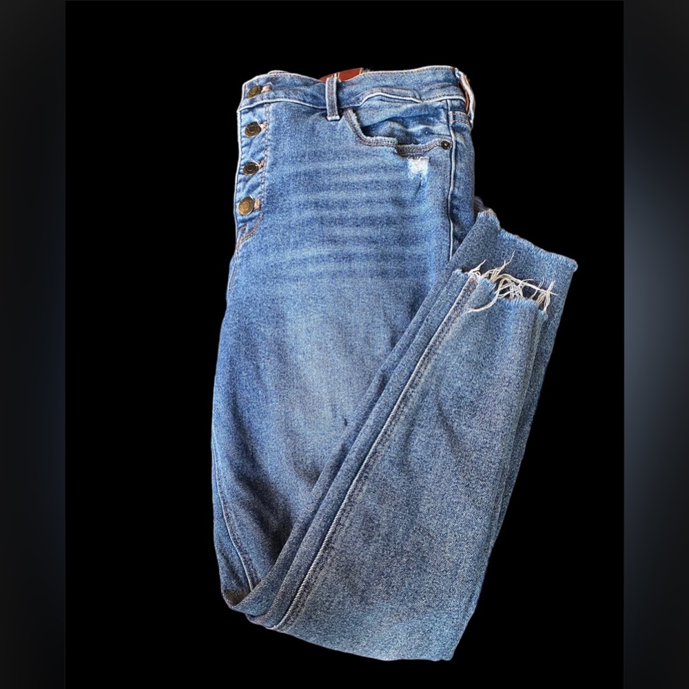 Old Navy ripped jeans size twelve. Super stretchy booty lift 🍑.